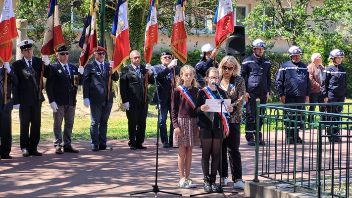 Lecture du discours ministériel par le conseil municipal des jeunes