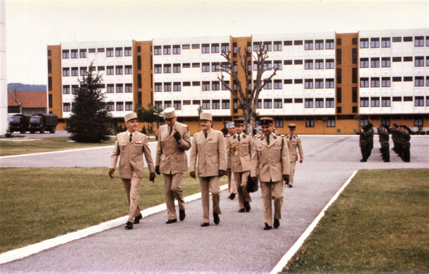 De g. à d. : GDI LONGERET, cdt la 51e D.M.T., le G.M.L., le C.E.M.A.T. et le COL VINCENT, CDC du 99e R.I.