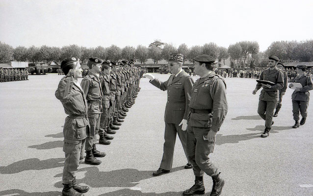Remise de décorations aux appelés du contingent par les deux chefs de corps sortants en présence du GCA RABOT, G.M.L.