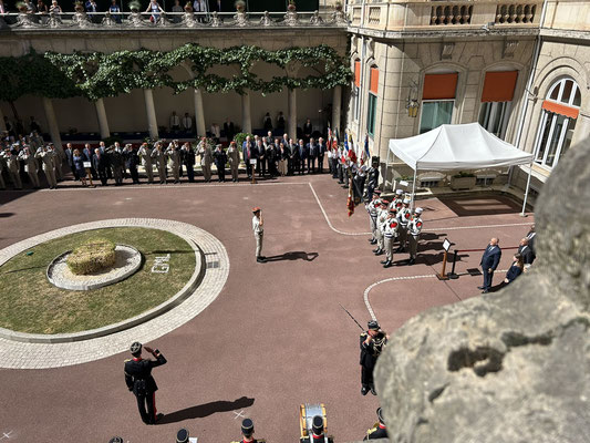 Salut au drapeau par le chef de corps du 4e R.E.I.