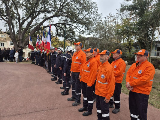 Les porte-drapeaux, les sapeurs-pompiers et la Réserve Communale de Sécurité
