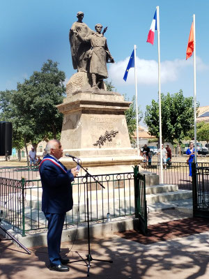 ...devant le monument aux morts pour la France.