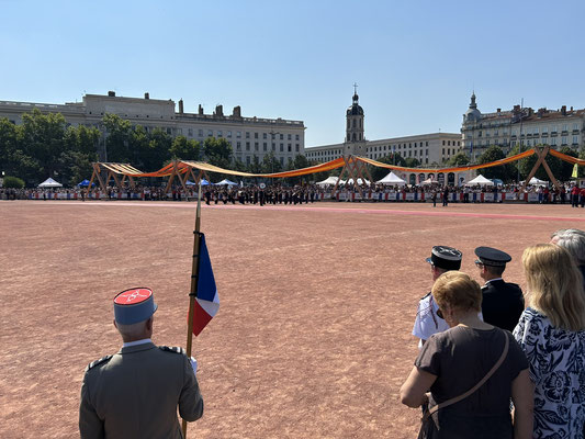 La musique de l'Artillerie dans ses oeuvres, acclamée par le nombreux public.