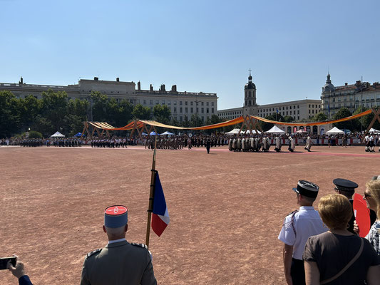...en diagonale sur la place Bellecour
