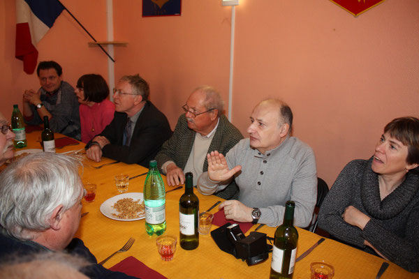 Les convives en attente : de g. à d. : Gérard et Pascale CHAIZE, Jean-Jacques RIOU, Yves FERNANDEZ, Richard VERNASSIERE et Madame