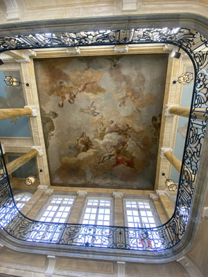 Trompe l'oeil au plafond de l'escalier.