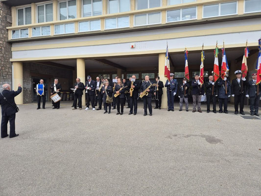 L'aubade donnée par l'Harmonie avant le pot patriotique