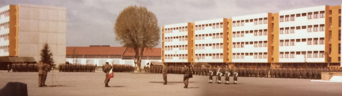 Vue de l'ensemble du dispositif sur la place d'arme du quartier maréchal de Castellane, drapeau en attente.