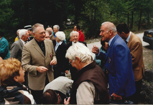 Derrière André MUDLER et Jacques FALDA, on reconnait de g. à d. : Jean COTTAREL, Monsieur et Madame MARY et Victor MARGELLI.