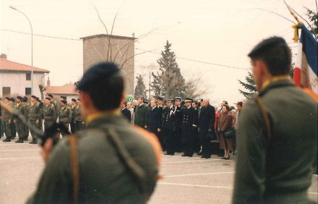 A g. de la photo, le carré des 34 cadres du 299 participant à la cérémonie.