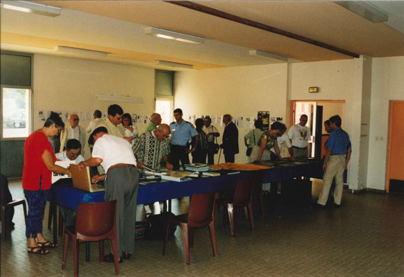 Présentation de documents relatifs au 99e R.I. dans la salle du rez de chaussée du mess mixte