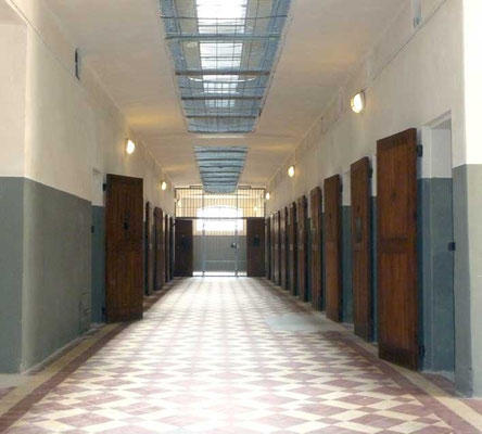 Le couloir des cellules du rez-de-chaussée