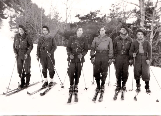 Janvier 1945, patrouille skieurs  de g. à d. : Grange, Passemard, CNE de Frondeville, Met, Dargnat et Combes (Fonds de Frondeville)