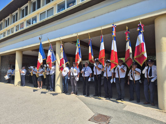 Les porte-drapeaux pendant l'aubade