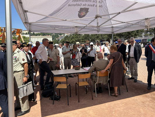 Signature de conventions Armées-Entreprises en présence des autorités.