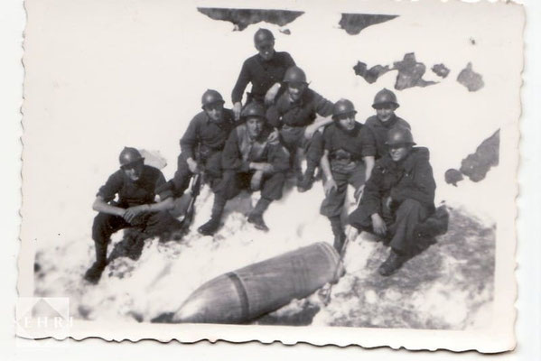 FFI de l'Ain du 3e bataillon du 99e R.I.A. durant l'hiver 1944-45 sur le front des Alpes vers un obus de 420 mm italien non explosé. Robert MAGDELEINE est le second en partant de la droite.