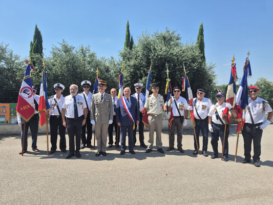 Le GBR PECH de LACLAUSE et l'ADC "GILBERT" avec les porte-drapeaux.