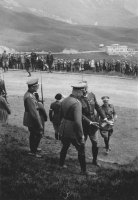 Le général OLRY, commandant la région militaire de Marseille, en pleine discussion avec un officier supérieur allemand. En arrière plan, un officier italien. Ennemis de demain.