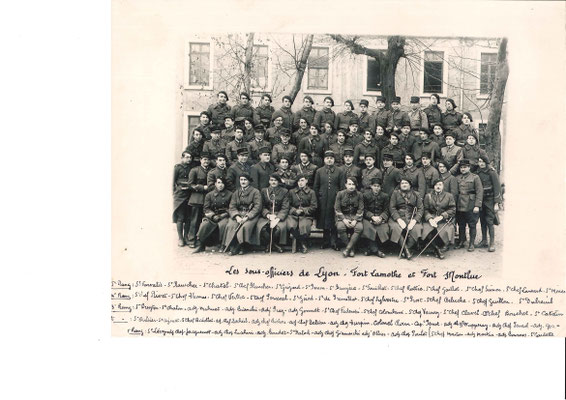 Au centre, 2e rang, le COL ROUX, chef de corps.