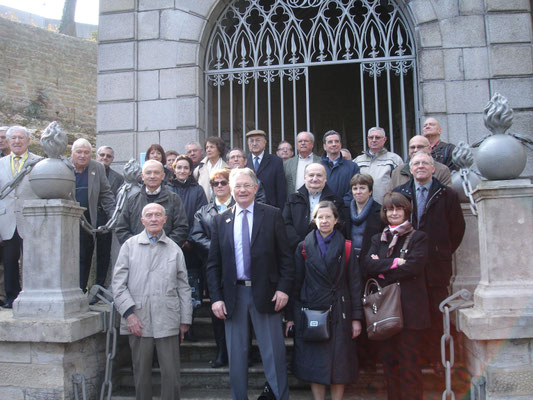 Le groupe devant le tombeau du maréchal de CASTELLANE