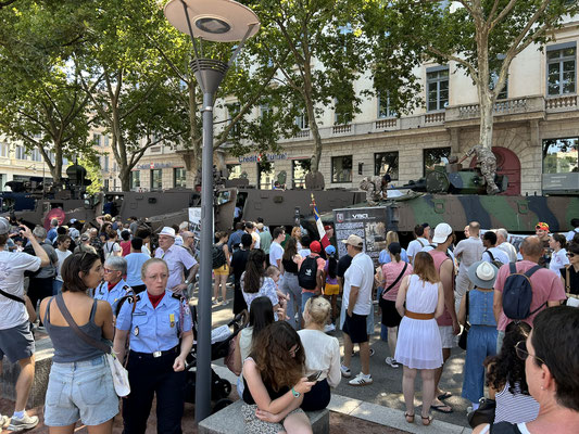 Une foule nombreuse  se presse autour des engins militaires offerts à leur insatiable curiosité...