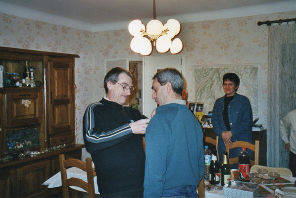 06/01/2002 : à sa demande expresse, remise de la croix de chevalier de l'ONM en privé...