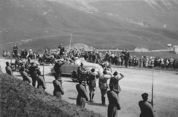 Arrivée du président Albert LEBRUN au sommet du col du Galibier.
