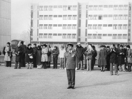 Le chef de corps salue les jeunes recrues devenues de vrais soldats