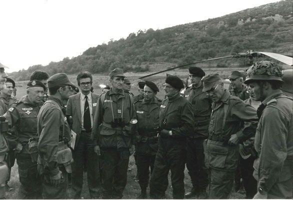 Arrivée du GA LAGARDE, chef d'état-major de l'Armée de Terre, à gauche, GCA Le BORGNE, Gouverneur militaire de Lyon, commandant la Ve Région militaire, à d. COL SILVESTRE (casquette), commandant la 114e D.I.