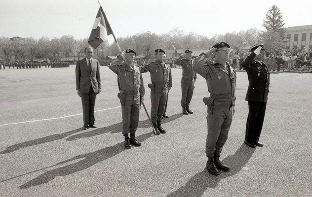 Salut au drapeau par le GDI COT, commandant la 15e D.I., à sa g. COL PILLOT, chef d'état-major de la 51e D.M.T.