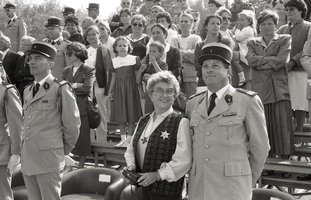 La marrraine du régiment, Mick MICHEYL et le COL ROUX-MAYOUD, ancien chef de corps du 299e R.I., sous le regard de Cécile FALDA, en haut à droite.