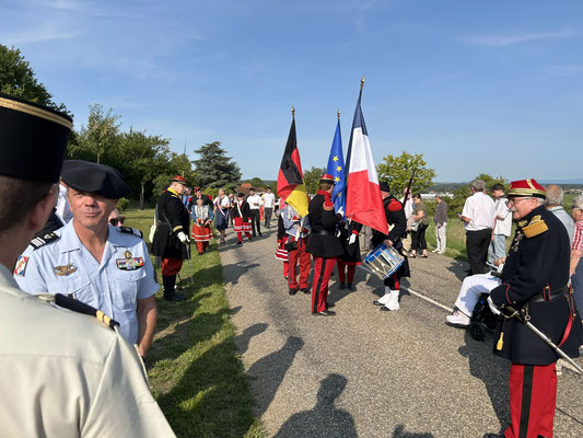 Arrivée des reconstitueurs après la montée depuis le village.