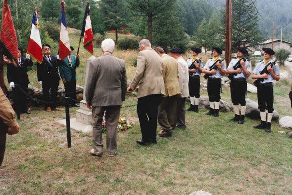 Dépôt de gerbe par les autorités
