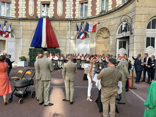 ...et le chant des jeunes légionnaires au début de la leur.