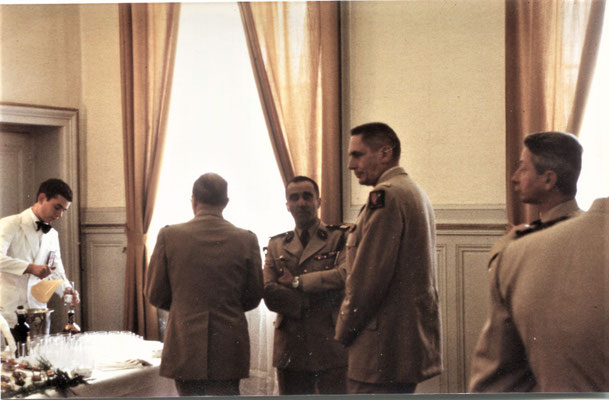  De trois-quart, le Gouverneur Militaire de Lyon, le GCA BOONE-ARBOD BORSSAT de LAPÉROUSE