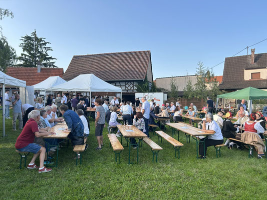 ...puis installation autour des tables et queue pour les flammekueches !