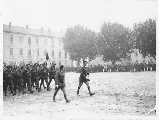 Une compagnie de combat au défilé.