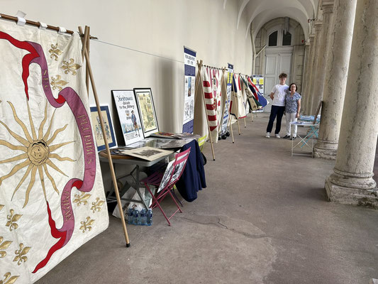On voit bien les drapeaux soulevés par le vent...