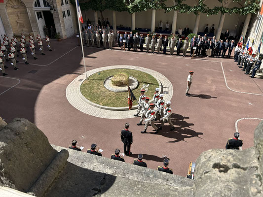 La garde au drapeau gagne son emplacement.