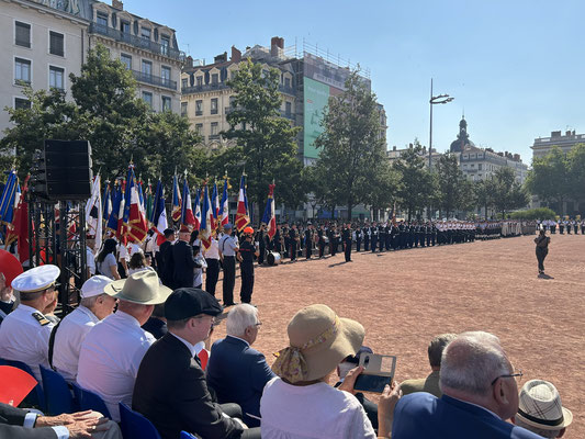 Une partie du front des troupes.