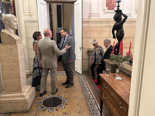 Le GCA Alain LARDET et Madame acceuillant les invités au sommet de l'escalier.