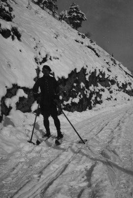 Sur les skis.