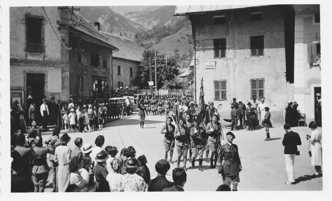 Le commandant en second devant la garde au drapeau.