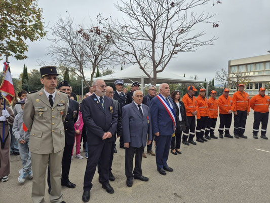 Pendant l'aubade. À gauche, l'ADC Gilbert du GRS SE.