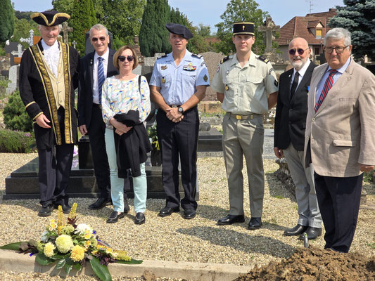 A gauche, en tenue du XVIIIe siècle, Werner EUSKIRCHEN venu de Zweibrücken et grand connaisseur du Royal Deux-Ponts.