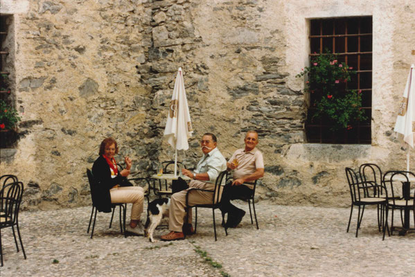 Apéritif dans la cour du fort, de g. à d. : Madame CHEVALIER, Hubert MOUSSARD et Daniel CHEVALIER.