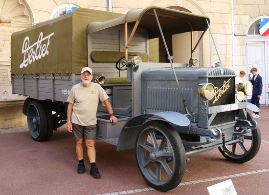 Notre porte-drapeau, Gérald PERRIN, chauffeur routier en retraite, sait parfaitement ce que signifie ce nom, Berliet !
