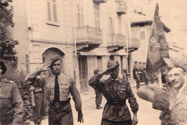 De g. à d. : coupé CNE LESTIEN, CNE de FRONDEVILLE, officier italien, LCL de SURY D'ASPREMONT (fonds de Frondeville)