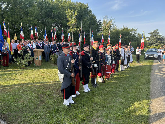 Les reconstitueurs se prêtent aux photogrpahes.