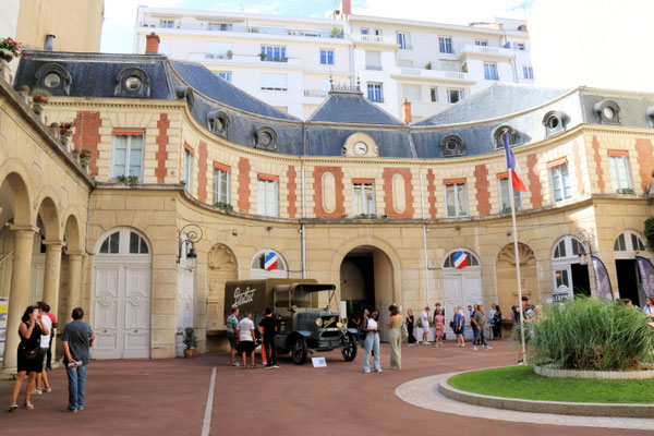 Vue d'ensemble de la cour avec le camion aimablement prêté par la fondation Marius BERLIET